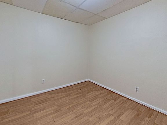 3rd image of 128 S Main St Room 1