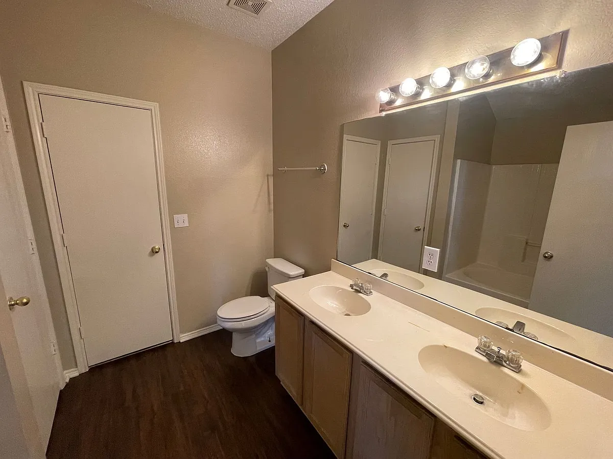 Building Photo - 1502 Parrot Ct