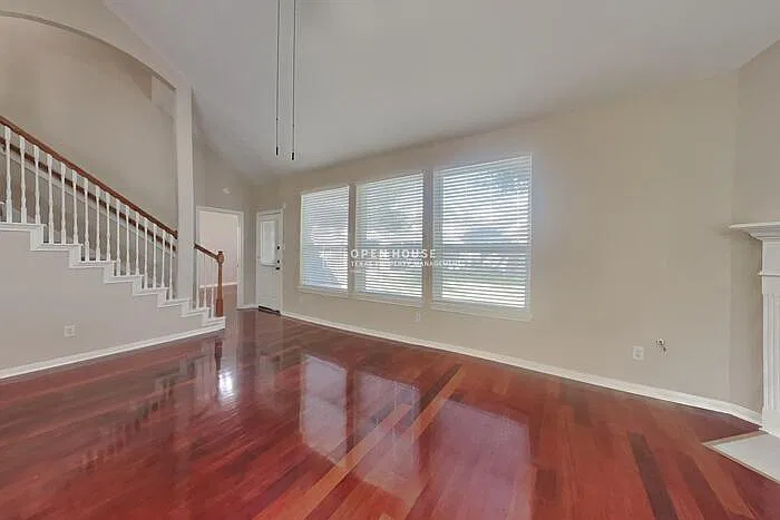 3 bed, 2.5 bath, 2344 sqft, $2,350 — Photo 4