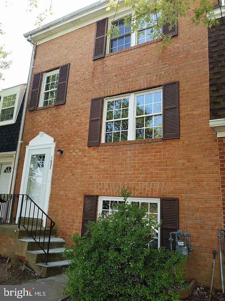 1025 Thomas Jefferson Pl photo 1