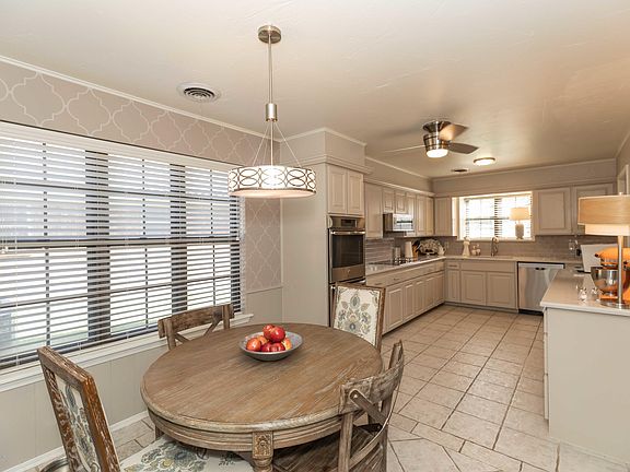 4th image of 4010 Oakhurst Dr