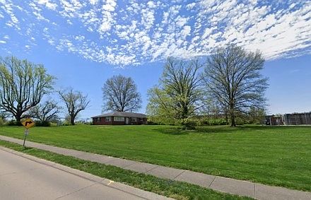 2nd image of 221 Grandview Dr