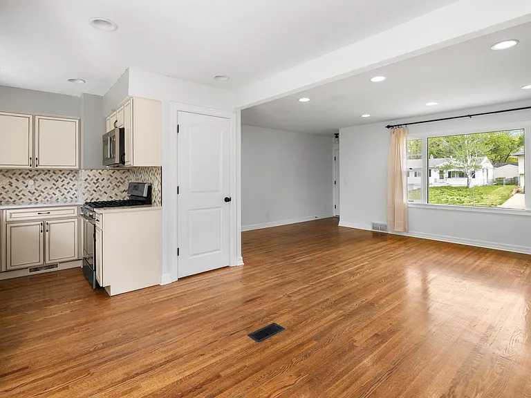 7917 Grover St — Photo 4