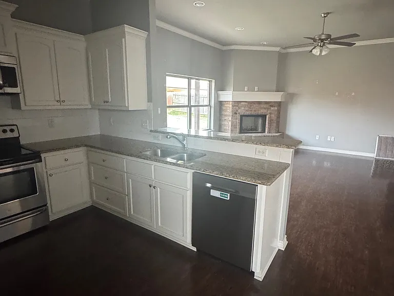 438 Ambrose Ave — Photo 6