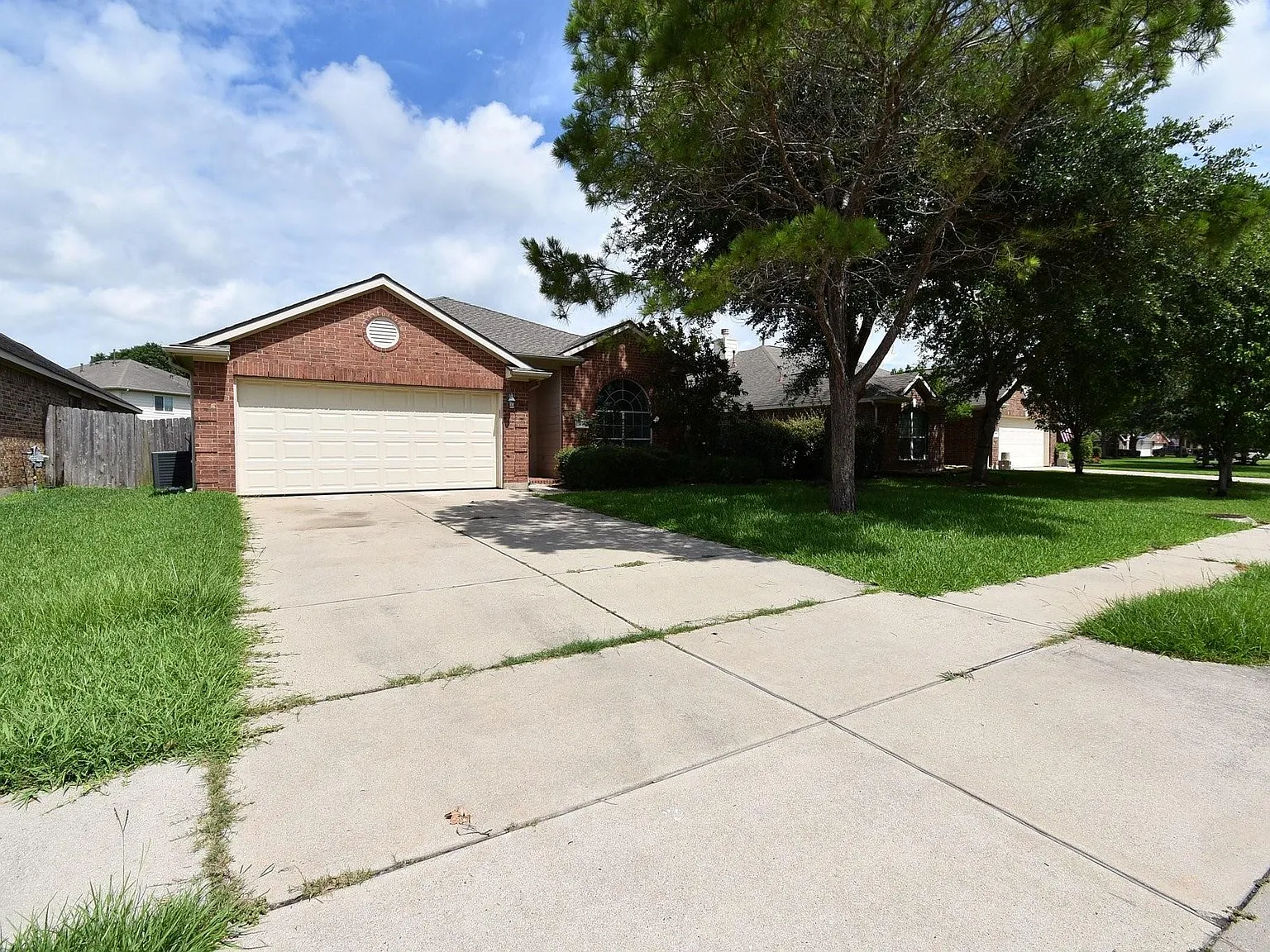 3 bed, 2.0 bath, 1934 sqft, $2,000 — Photo 3