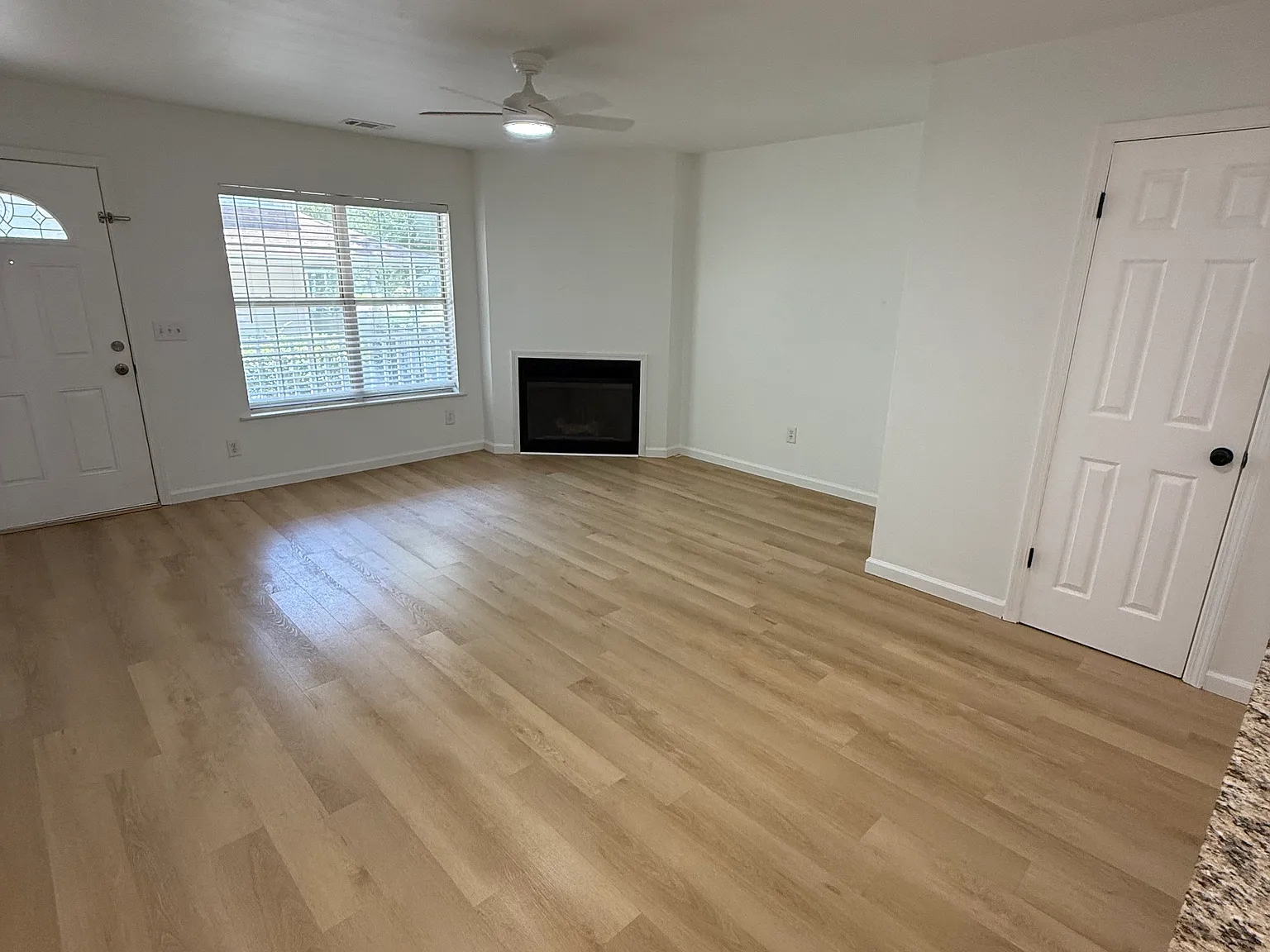 2 bed, 1.5 bath, 1050 sqft, $1,600 — Photo 4