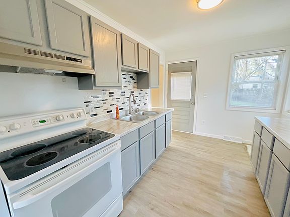 5th image of 11316 Essex Ave