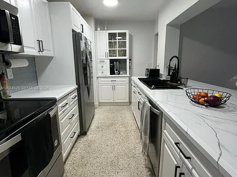 5450 SW 55th Ave #1 — Photo 2