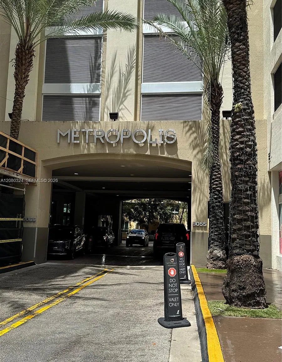 Metropolis I At Dadeland — Photo 1