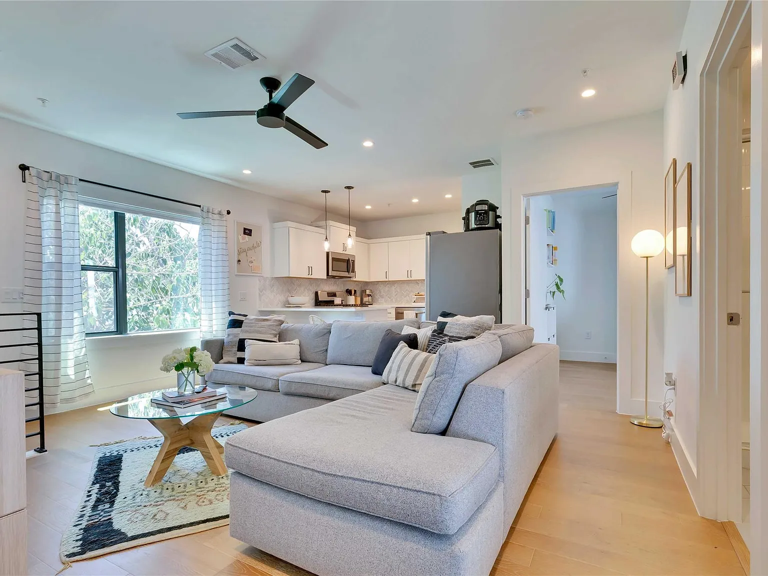 3 bed, 3.0 bath, 1200 sqft, $3,000 — Photo 4
