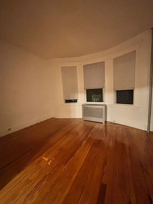 3 bed, 1.0 bath, 1100 sqft, $3,500 — Photo 4
