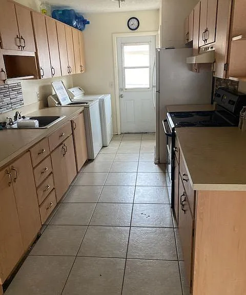 E Rosewood Ln — Photo 1