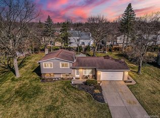 2670 Costa Mesa Rd, Waterford, MI 48329