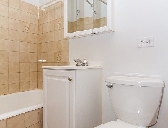 4th image of 4501-4515 N Malden St #4515-1B
