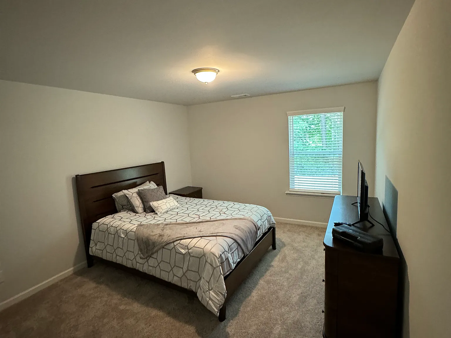 3 bed, 2.5 bath, 1718 sqft, $800 — Photo 2