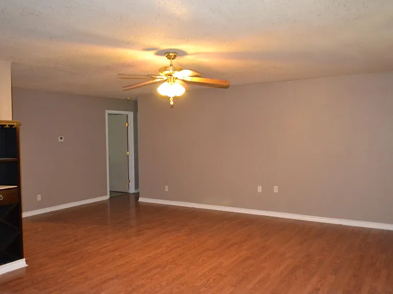 511 White Oak Dr — Photo 8