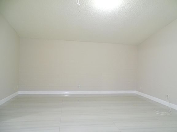 4th image of 1040 Manor Drive