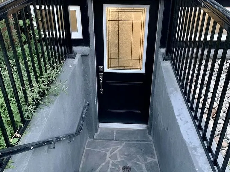 636 Scarlett Rd S #LOWER — Photo 1
