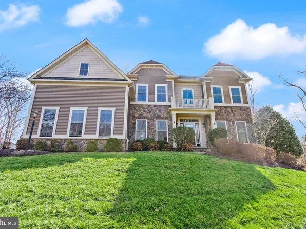 8461 Bearhurst Dr, Gainesville, VA 20155