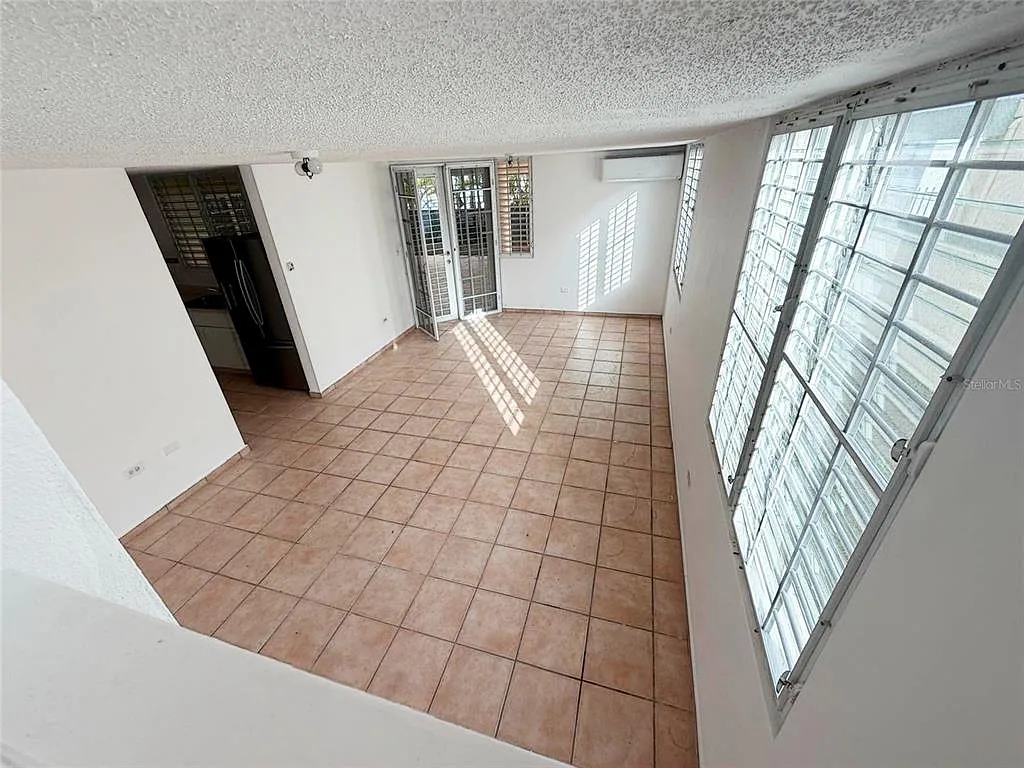 4 bed, 2.5 bath, 3610 sqft, $2,000 — Photo 4