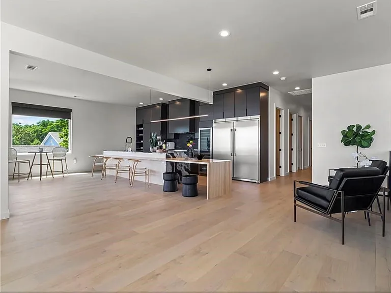 805 SE 5th St — Photo 4