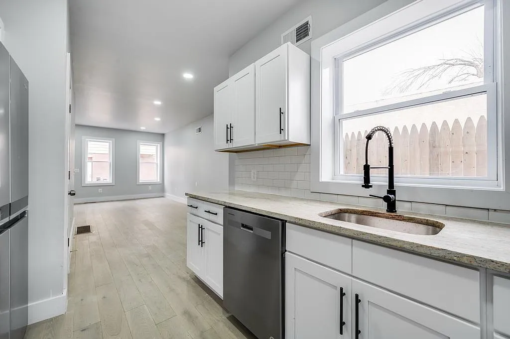 3 bed, 2.5 bath, 1500 sqft, $2,100 — Photo 3