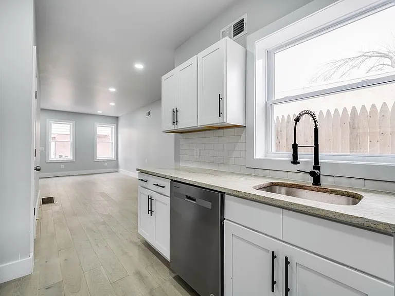 1903 N Taylor St — Photo 30