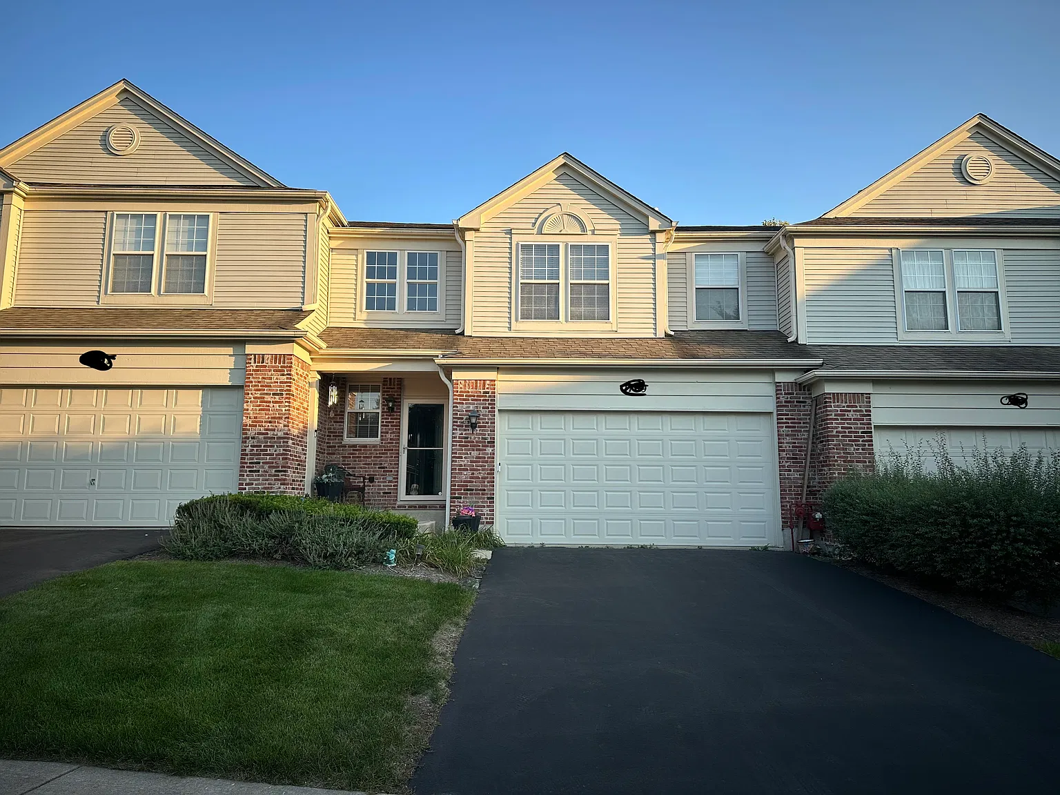 3 bed, 2.5 bath, 1705 sqft, $3,600 — Photo 2