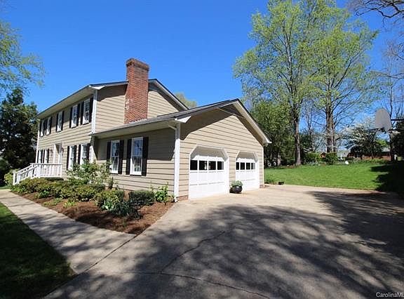 3rd image of 206 Knollwood Dr