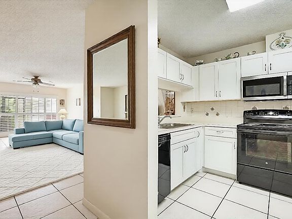 3rd image of 405 Harbour Pointe Way