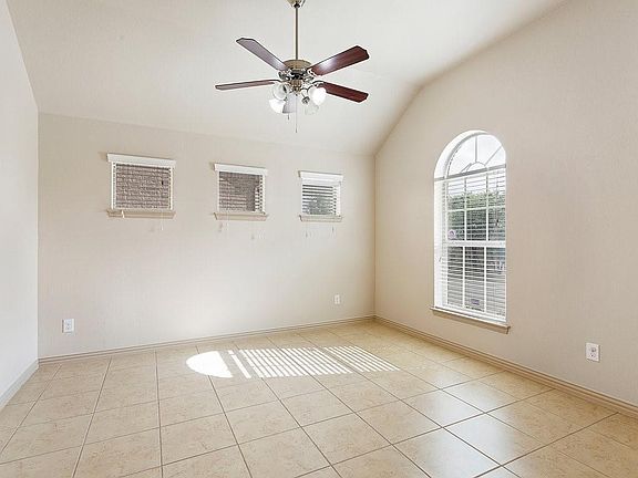 5th image of 521 Walsh Hill Trl
