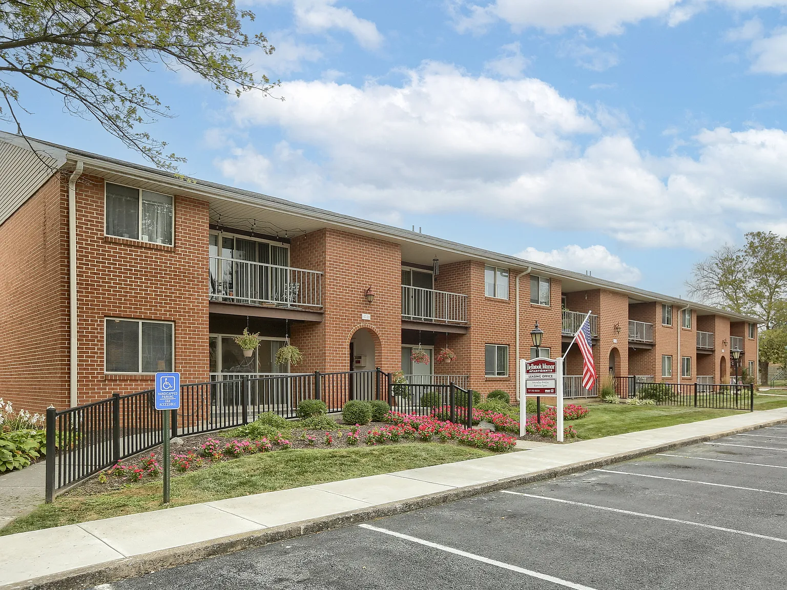 Delbrook Manor Apartments — Photo 2