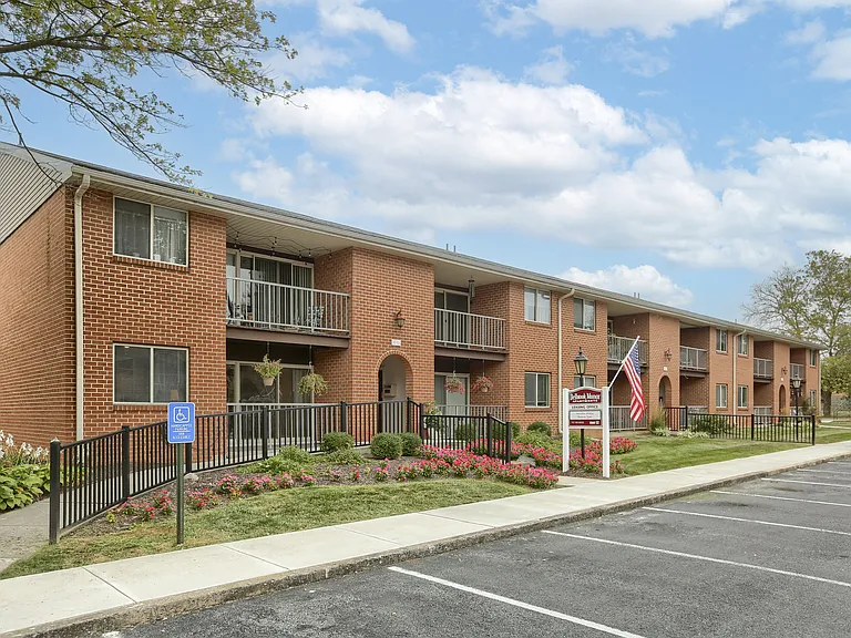 Delbrook Manor Apartments — Photo 2