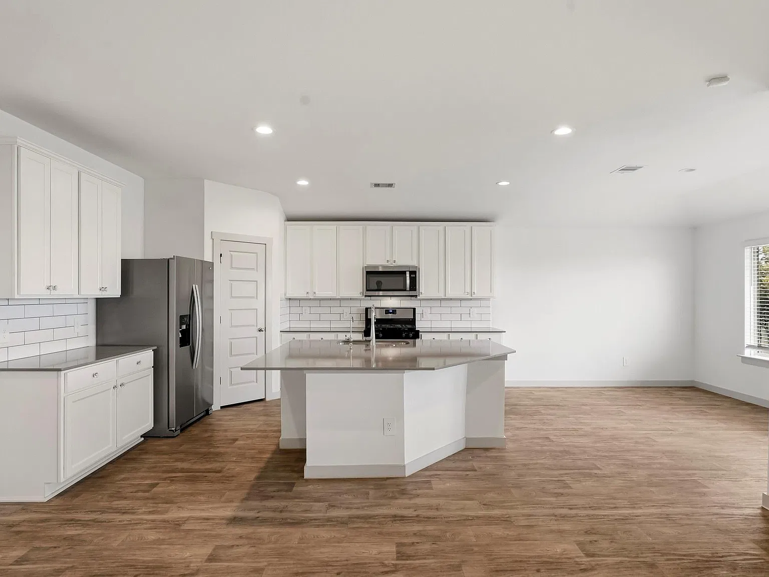 4 bed, 2.0 bath, 2150 sqft, $2,290 — Photo 3
