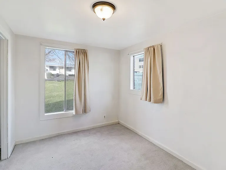 635 SE Fidalgo Ave — Photo 4