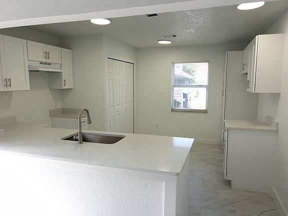4th image of 5 Sandalwood Ct