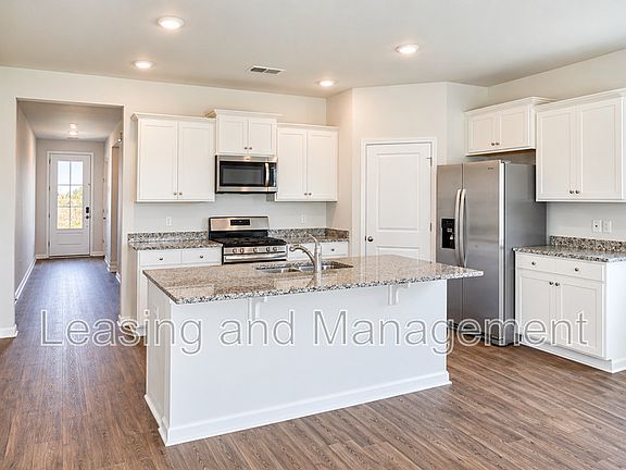 4th image of 411 Zenith Blvd