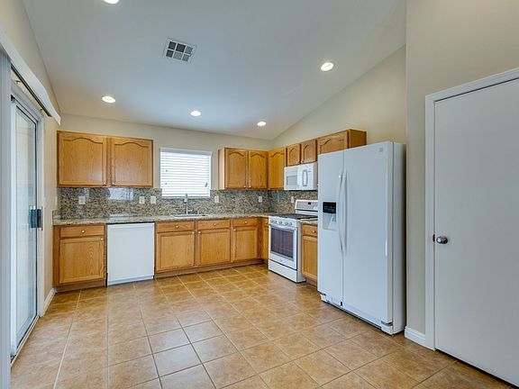 4th image of 5924 Oakton St