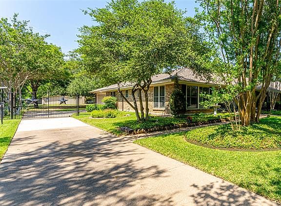 3rd image of 2309 Garden Ln
