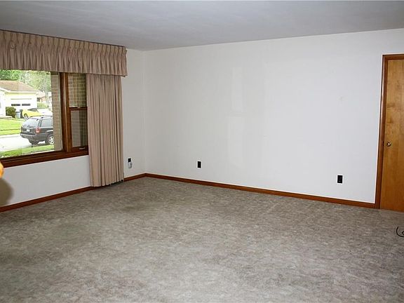 4th image of 4 Murray Dr