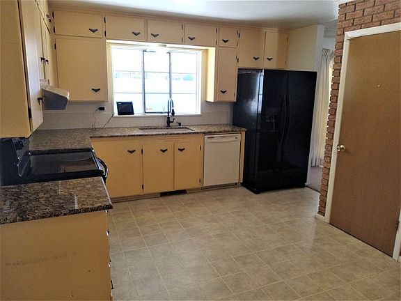 3rd image of 7308 Bellrose Ave NE