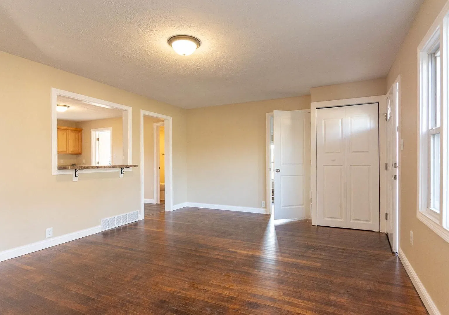 August 2027 - 4bed, 2 Bath near Campus! — Photo 4
