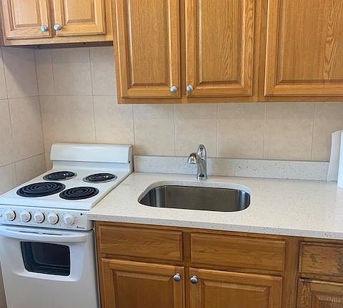 3rd image of 16306 Hillside Ave APT 3F