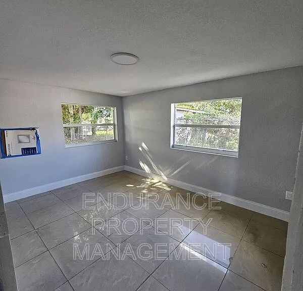 809 W 5th St — Photo 12