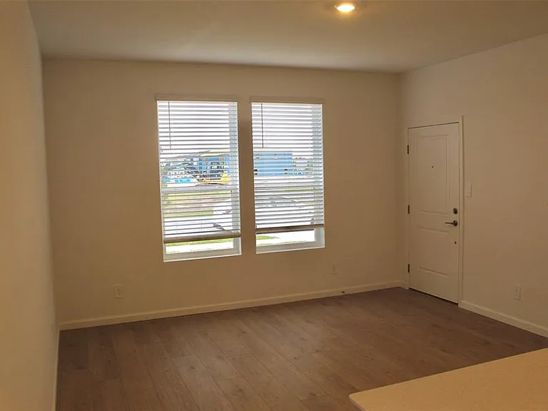 A-4359 Vibernum Avenue — Photo 4