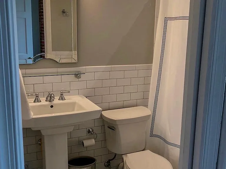 Second bedroom's en suite bath