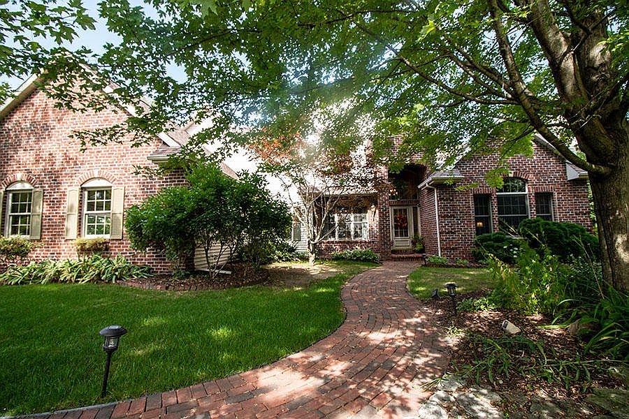 1st image of 402 Deerwood Ct