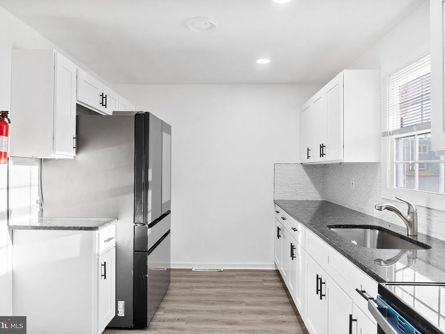 3 bed, 1.0 bath, 1200 sqft, $1,975 — Photo 3