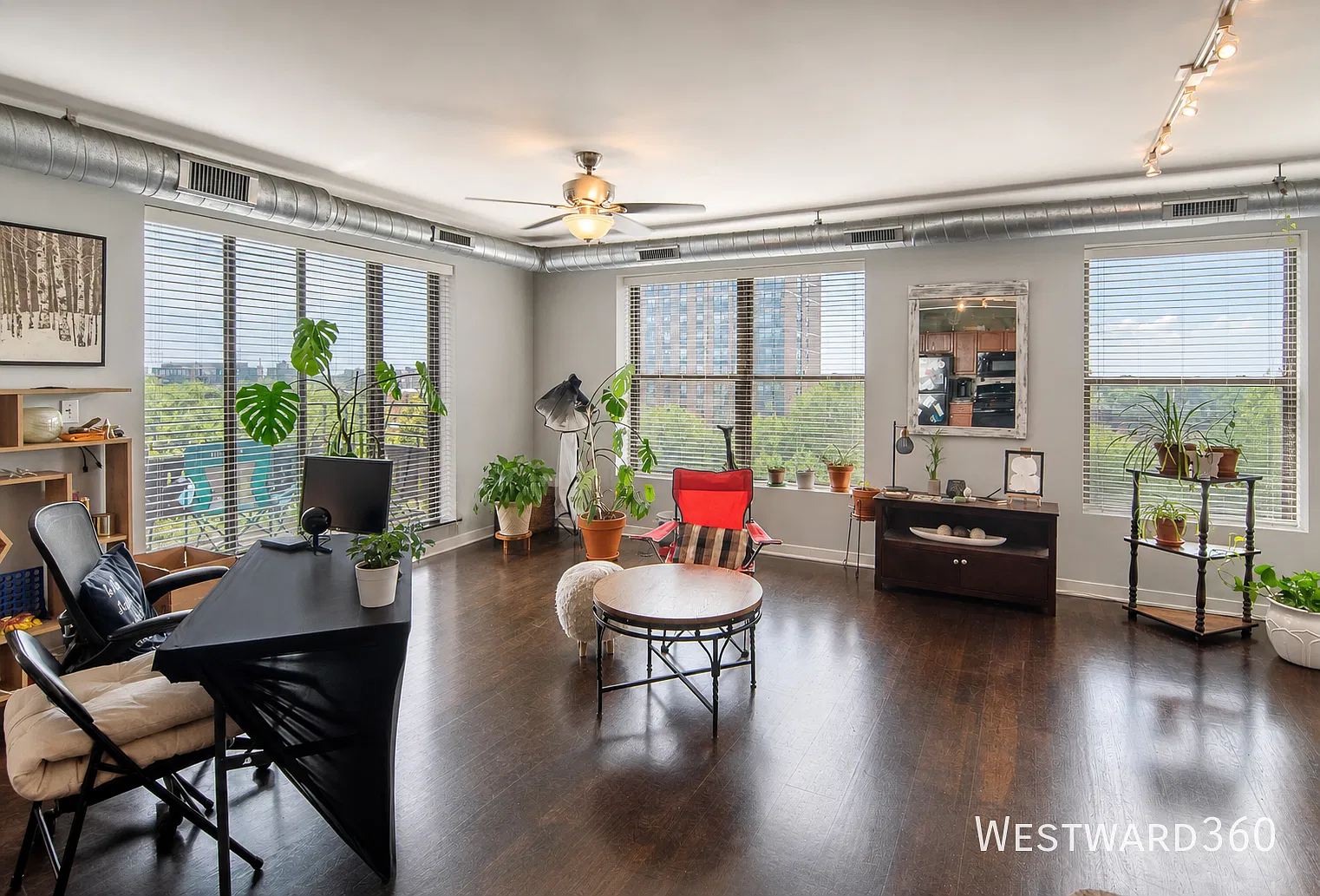 Updated 2BR with Parking, Hardwood Floors, parking and balcony — Photo 1