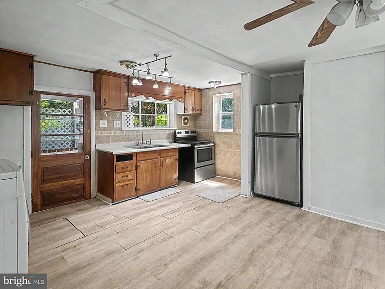5949 Conover Rd — Photo 3
